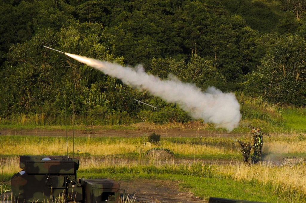 Čeští vojáci při střelbě z protiletadlových raketových kompletů S-2M 