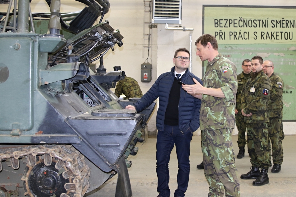 Strakoničtí vojáci seznámili ředitele Jiřího Protivu také s tím, jak probíhá výcvik obsluh protiletadlového raketového komplexu 2K12 KUB. 