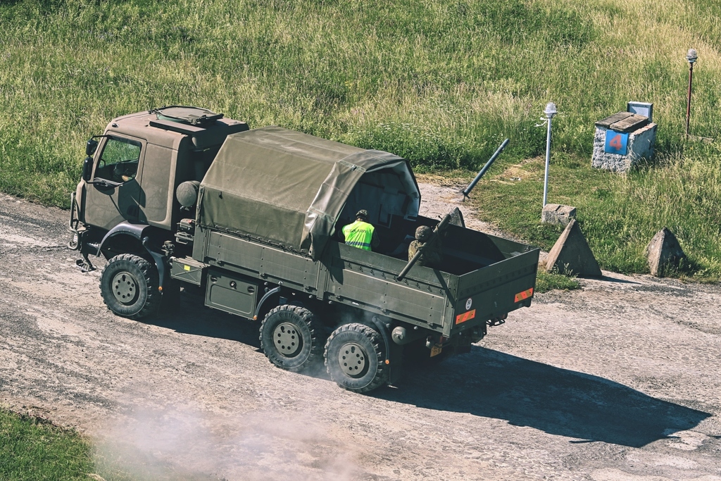 Střelba z protiletadlového raketového kompletu S-2M za jízdy. 