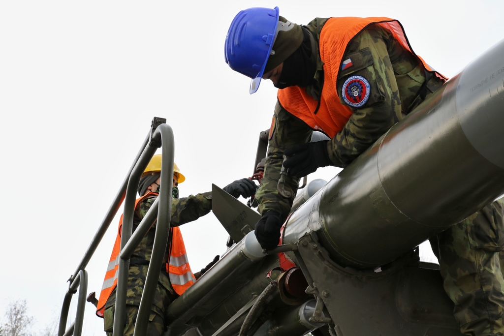 Upevnění rakety na lafetě odpalovacího zařízení