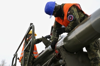 Upevnění rakety na lafetě odpalovacího zařízení