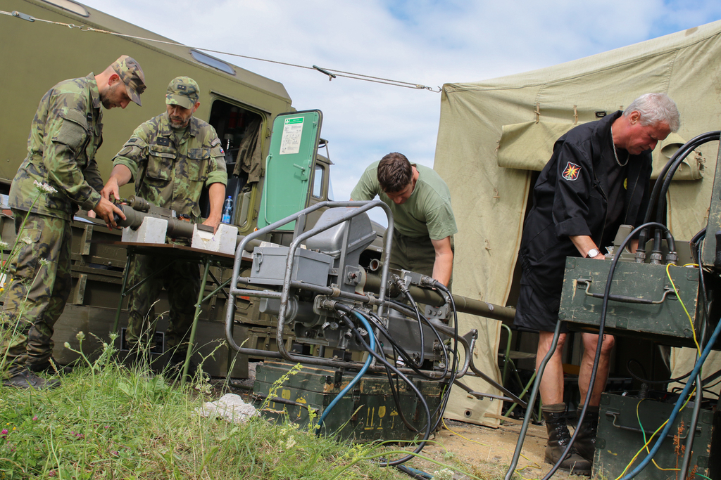 Před bojovými střelbami se kontrolují také rakety. Měření provádí vojáci ve spolupráci se zaměstnanci vojenského zařízení z Nového Plesu (foceno před povinností nosit roušku).