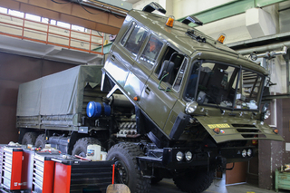 Při opravách nákladních vozidel uplatňují zkušenosti, které získali v kopřivnické automobilce TATRA.