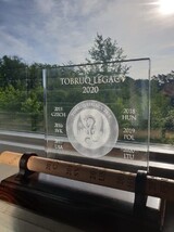 Na symbolickém štafetovém kolíku jsou zaznamenány všechny ročníky cvičení Tobruq Legacy.