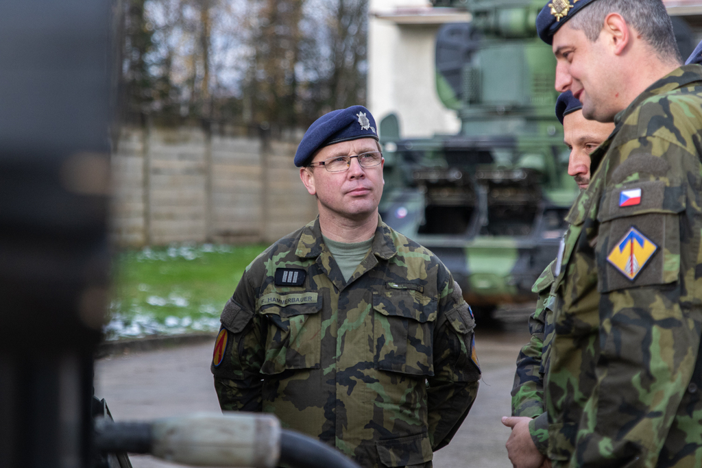 Praporčík František Hammerbauer si vyzkoušel jak roli přezkušovaného (pro třídnost první třídy), tak člena komise (pro třídnost druhé a třetí třídy).