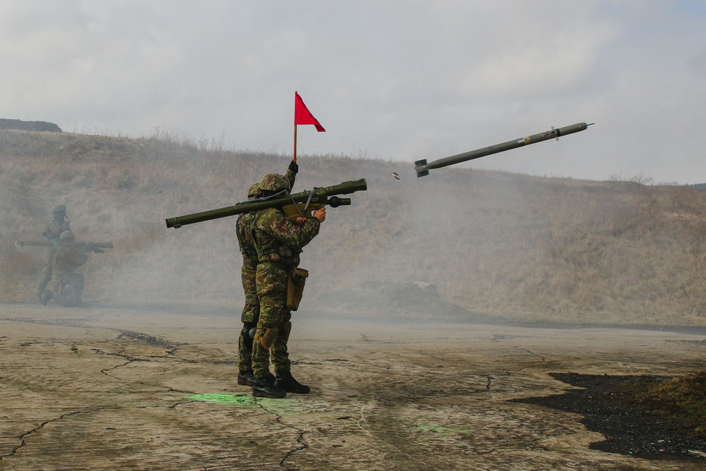 Střelba z protiletadlového raketového kompletu IGLA.