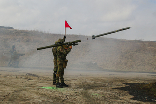 Střelba z protiletadlového raketového kompletu IGLA.