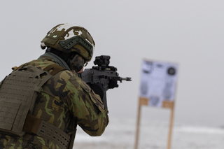 Odolnost vojáků prověřily mrazivé podmínky Doupovských hor. 