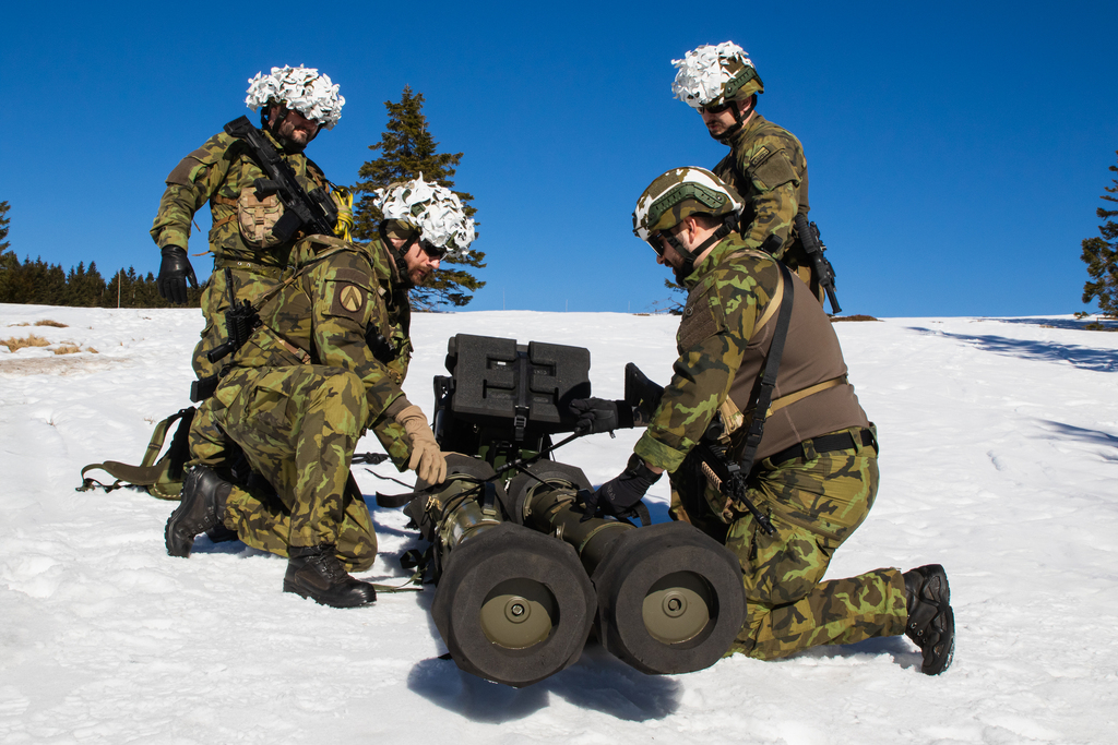 Naložení jednotlivých součástí protiletadlového kompletu RBS-70NG na nosítka