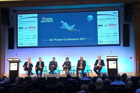 Generál Šebesta diskutoval na konferenci vzdušných sil ve Velké Británii