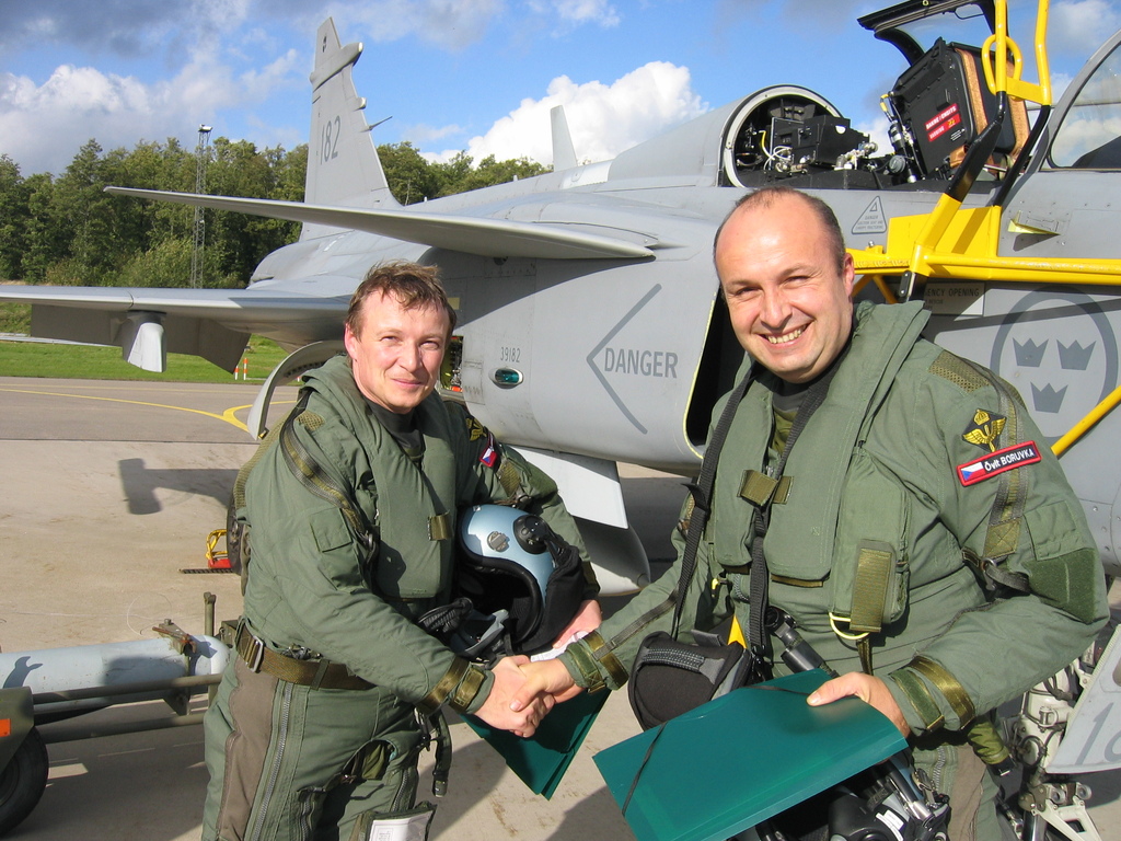 Historický první sólové lety na jednomístném Gripenu provedli 6. října 2004 podplukovník Michael Borůvka a plukovník Petr Mikulenka