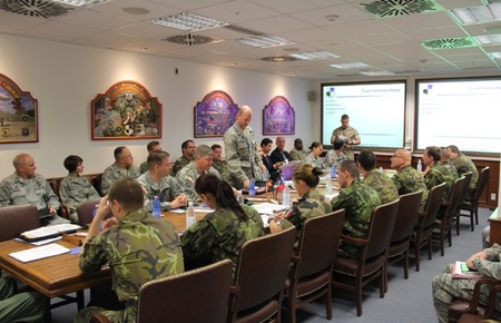 Česko-francouzský tým si na americké základně vyzkoušel cvičnou kontrolu konvenčních zbraní 