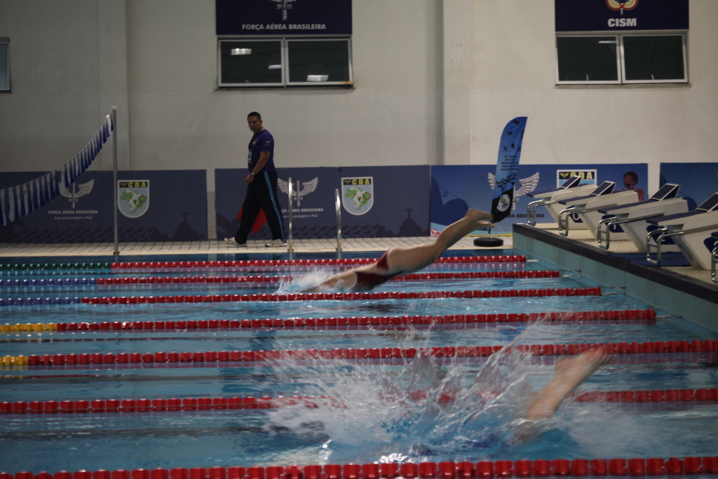 Příslušnice Správy letiště Pardubice při plavání (červené plavky)