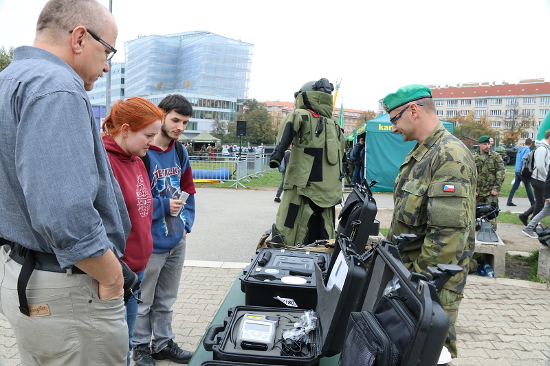 Na Vítězném náměstí se prezentovaly sekce a odbory GŠ a vojenské útvary Armády ČR statickými a dynamickými ukázkami.