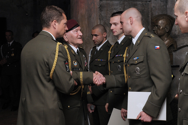 gen.Klemeš mezi čerstvými absolventy kurzu Komando