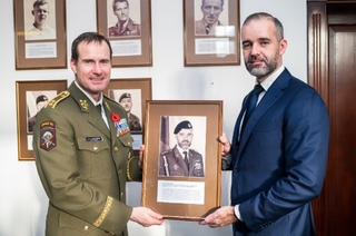 Ilustrační obrázek ke článkuGalerii hrdinů na generálním štábu zdobí nový příběh lidské statečnosti 