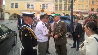 Generál Baloun předává pamětní minci 1. ZNGŠ všem velitelům vojenských orchestrů.