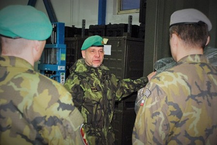 Generál Baloun si prohlédl také prostory uskladnění polních nemocnic