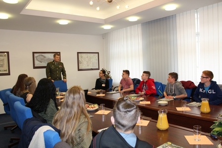 Generál Bečvář hovoří se žáky ZŠ Zbýšov