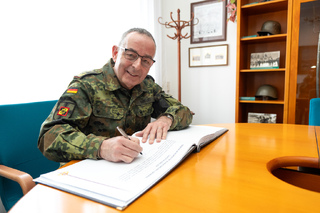 Generál Breuer při podpisu kroniky