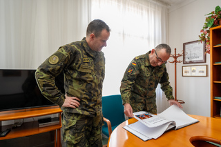 Generál Breuer si prohlíží kroniku