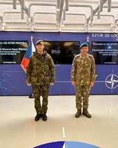 Generál Karel Řehka s velitelem mise KFOR tureckým generálmajorem Özkanem Ulutaşem 2