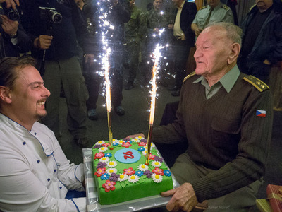 Poslední žijící parašutista, který za války seskočil do Čech, oslavil 92. narozeniny