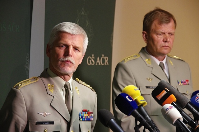 Generál Pavel a Bečvář na tiskové konferenci
