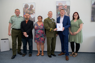 Zleva: Generál Šnajdárek, náměstek MZ Bláha, hlavní hygienička Svrčinová, generál Vlček, náměstek MZ Pavlovic a vedoucí POC MZ Eliška Urbancová.