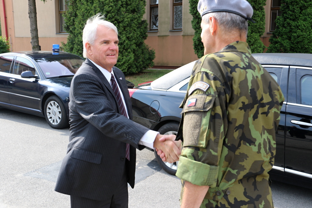 Generál Trakal vítá amerického velvyslance Stephena Kinga