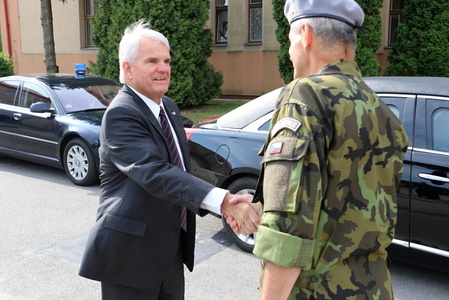 Generál Trakal vítá amerického velvyslance Stephena Kinga