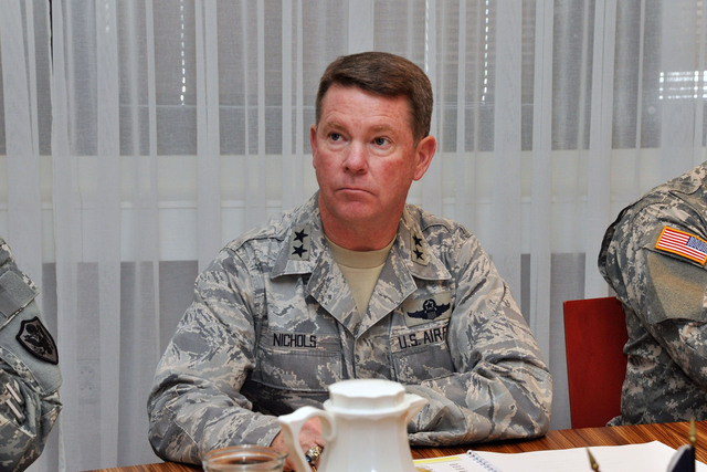 Generál Nichols projevil zájem o typy kurzů, které VeV-VA zabezpečuje
