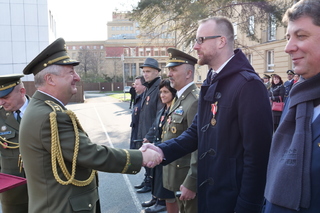Generálmajor Jaromír Zůna blahopřeje oceněným.
