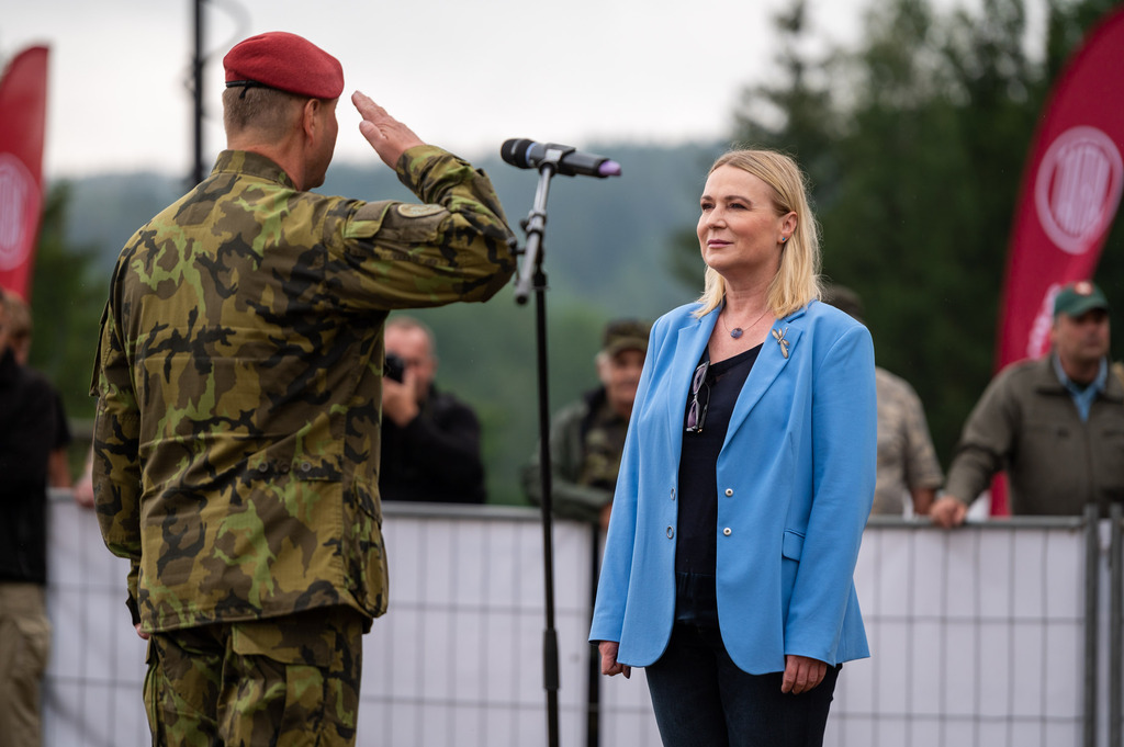 Generálmajor Ladislav Jung podává hlášení ministryni obrany Janě Černochové