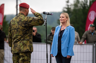 Generálmajor Ladislav Jung podává hlášení ministryni obrany Janě Černochové