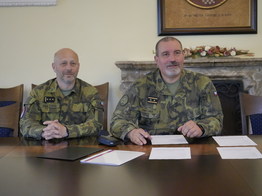 Generálmajor Pavel Lipka a plukovník Radek Šoman v Hranicích