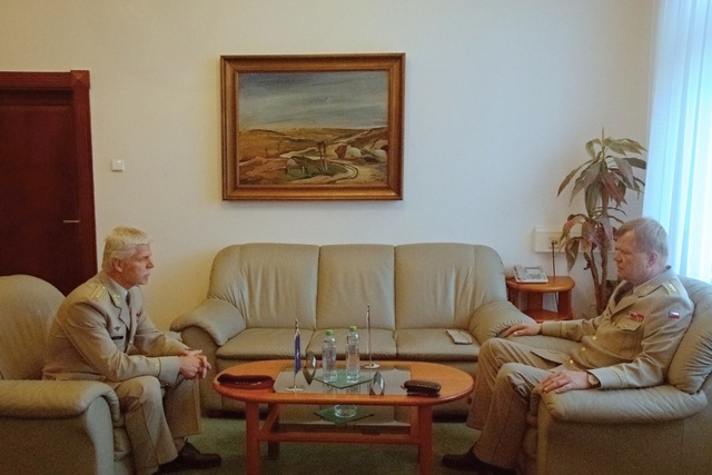 Generálové při společném briefingu