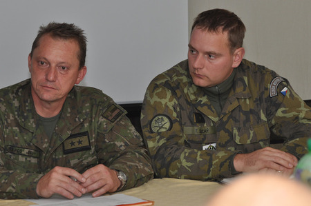 Velitel 22. mezinárodního úkolového uskupení pplk. Lubomír Rapco (vlevo) se svým zástupcem mjr. Tomášem Suchým, náčelníkem štábu 74. lehkého motorizovaného praporu