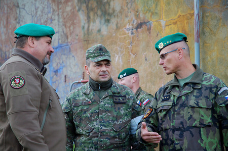 Cvičící jednotky navštívil v průběhu cvičení také velitel Pozemních sil AČR generál Ján Gurník (vlevo). Zástupcem řídícího cvičení byl za českou stranu plk.gšt. Robert Bielený (vpravo)