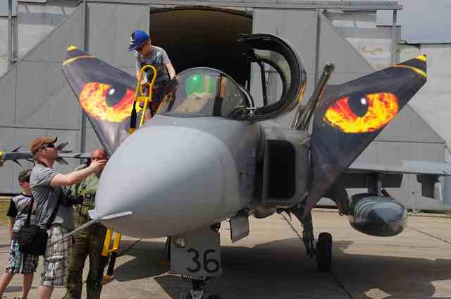 Gripen byl na stojánce v obležení dětí i dospělých