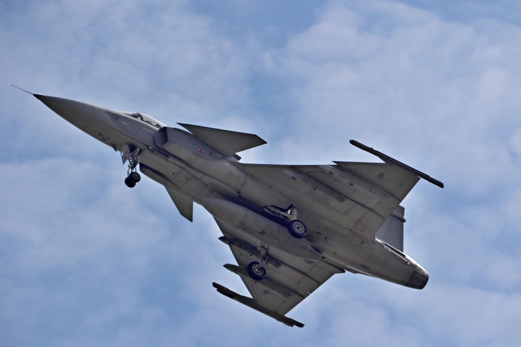 Gripen prolétl nízko nad fanoušky letectví v rámci Spotters Day