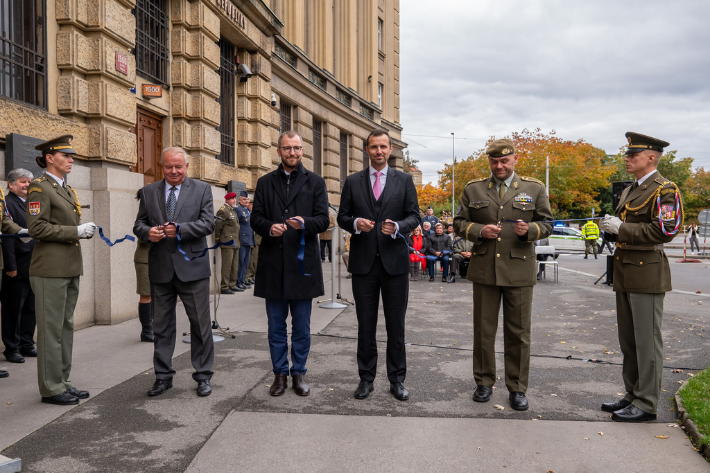 Na Vítězném náměstí byla slavnostně zahájena panelová výstava - Vojenské újezdy ČR