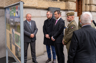 Na Vítězném náměstí byla slavnostně zahájena panelová výstava - Vojenské újezdy ČR