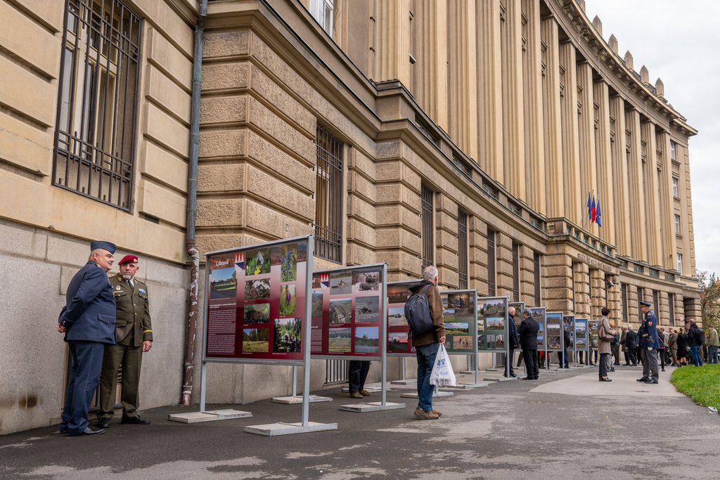 Na Vítězném náměstí byla slavnostně zahájena panelová výstava - Vojenské újezdy ČR