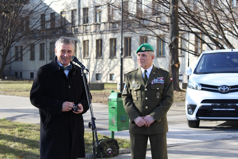 Hejtman Moravskoslezského kraje Ivo Vondrák předává klíče od vozidel řediteli KVV Ostrava plukovníkovi Jaroslavu Hrabcovi