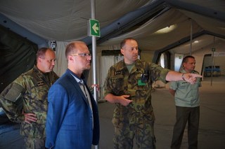 Hejtman Pardubického kraje Martin Netolický si v doprovodu ředitele Agentury vojenského zdravotnictví MO brigádního generála Zoltána Bubeníka a řídícího cvičení plukovníka Ladislava Šlechty prohlédl nemocniční koridor
