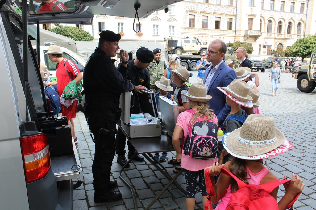 Hejtman Pardubického kraje se zajímal o vybavení a práci kriminalistů Vojenské policie