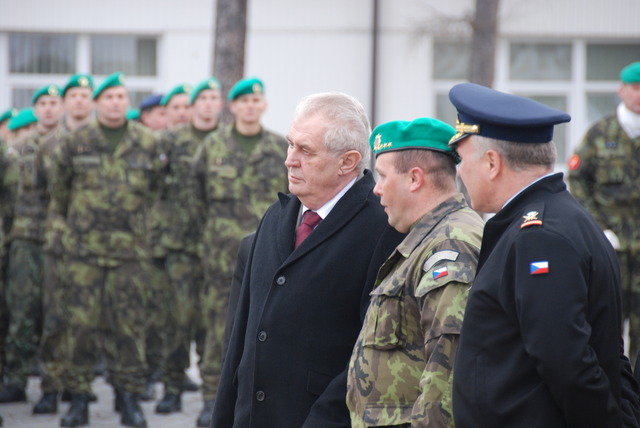 Hlava státu při ukázkách techniky polních nemocnic