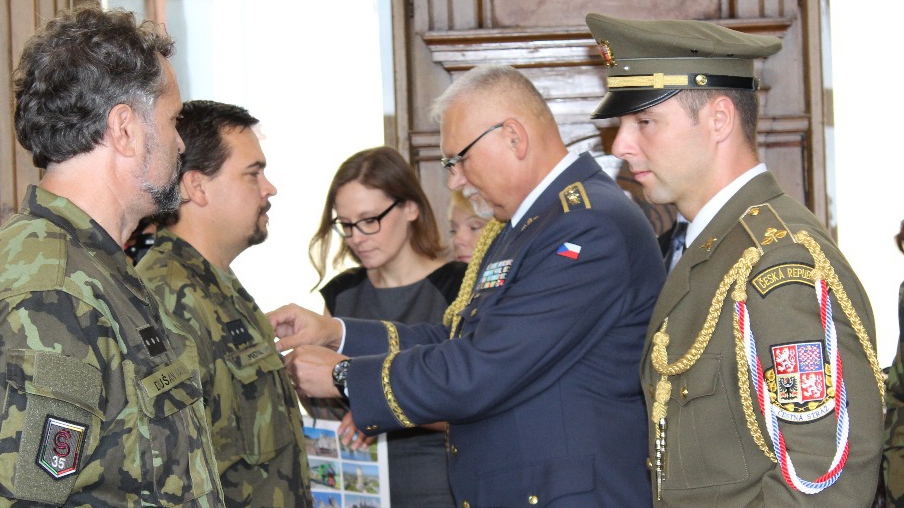 Generál Alan ocenil vojáky čestným odznakem štábního kapitána Václava Morávka