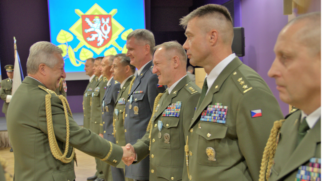 Generál Jaromír Zůna ocenil šest desítek vojáků, kteří zastávali pozice v NATO a EU